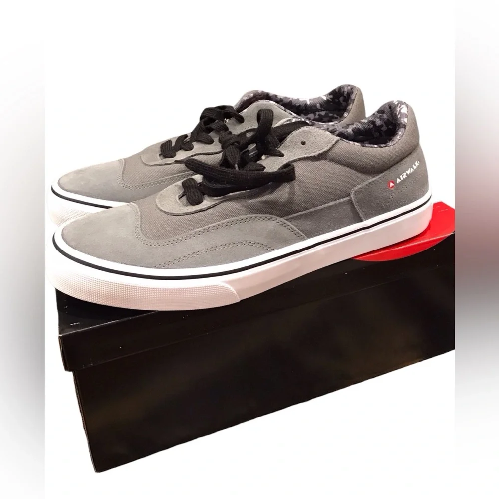 NIB Airwalk Kickflip CW06510M Mens Gray Suede Skate Inspired Sneakers Shoes 10
